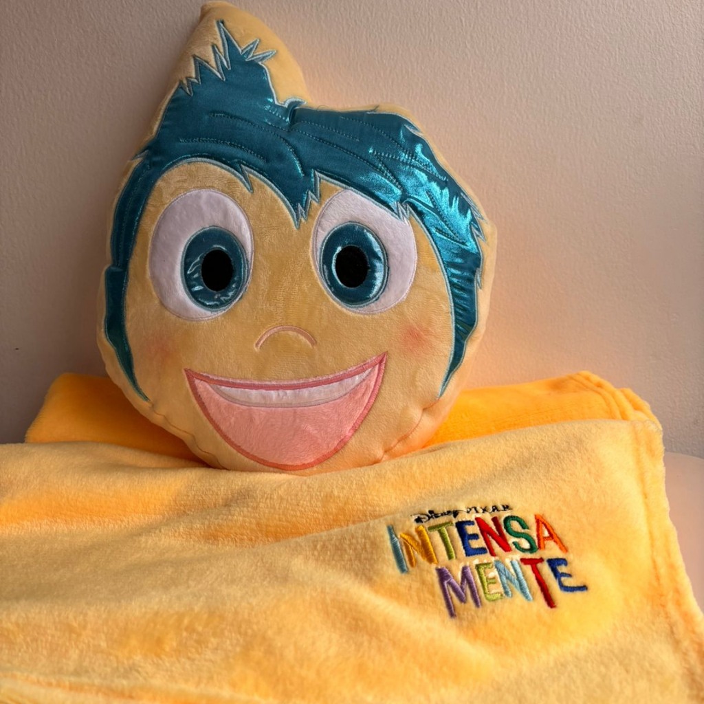 Cojín con cobija del Personaje Alegría Intensamente 2 Fino Suave  de 38cm x 38 cm